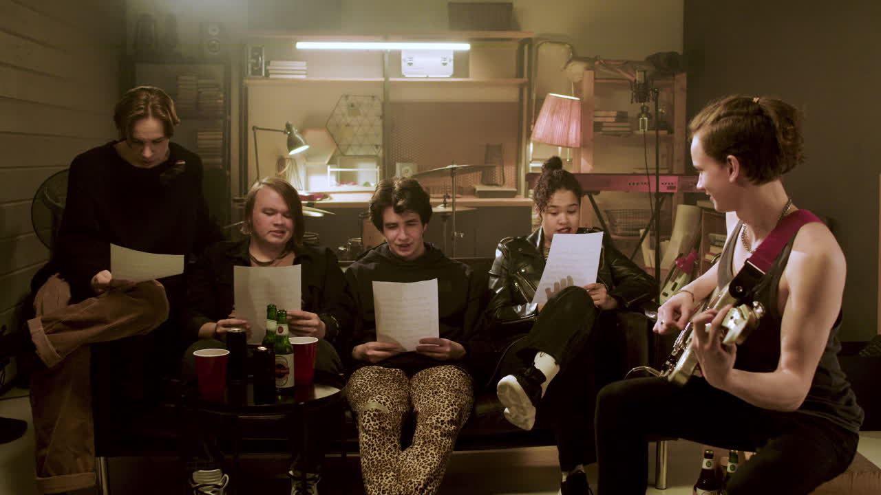 스튜디오에서 전기 기타를 연주하는 음악가