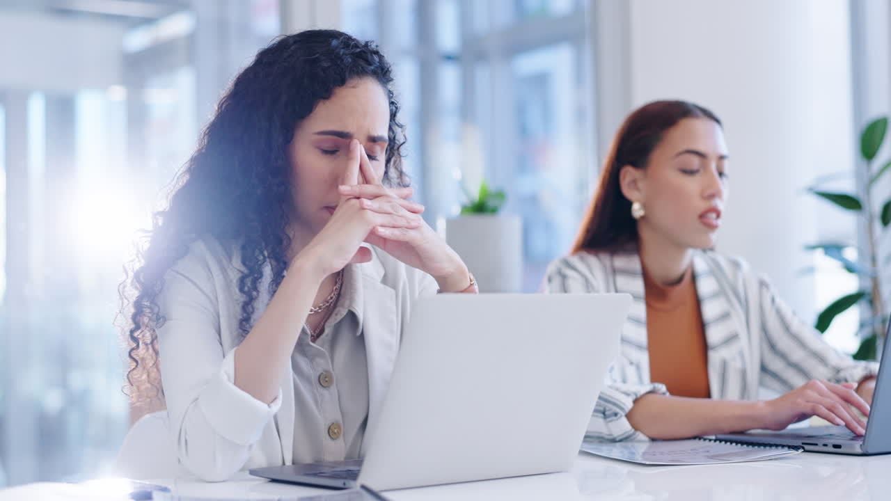 스트레스, 두통, 그리고 노트북에 있는 사업가