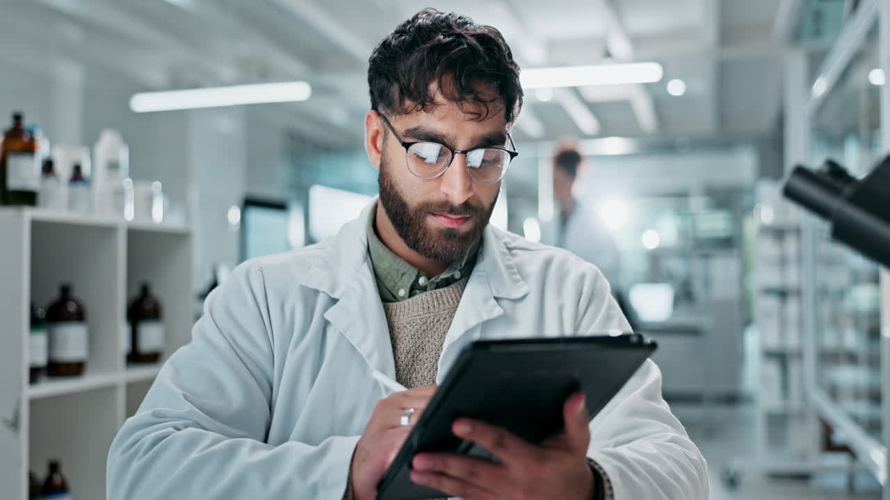 Scienziato che lavora in un laboratorio con un tablet