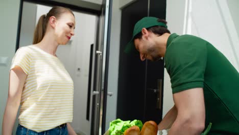 Video-De-Una-Mujer-Recibiendo-Y-Pagando-Alimentos-De-Un-Proveedor.