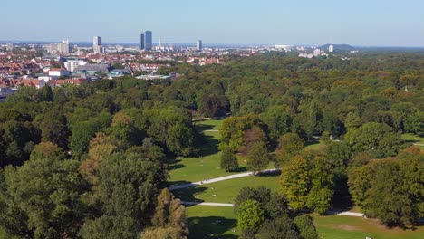 maravillosa vista aérea de arriba vuelo monópteros pabellón jardín inglés de múnich alemania bávaro, verano cielo azul soleado día 23