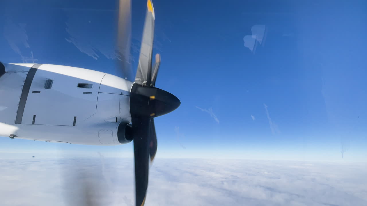 공중에 있는 작은 비행기에서 회전하는 프로펠러, 구름과 함께 맑고 푸른 하늘