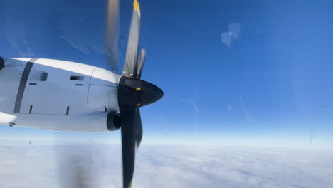 hélice giratoria en un pequeño avión en el aire, cielo azul claro con nubes