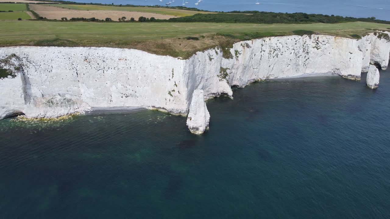 Luftoptagelse flyver mod en havstabel ved Old Harry Rocks, Jurassic Coast, Storbritannien.