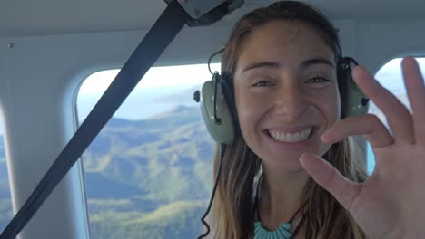 feliz joven mujer caucásica mostrando un gesto correcto a mano - viaje a la isla de whitsunday en helicóptero