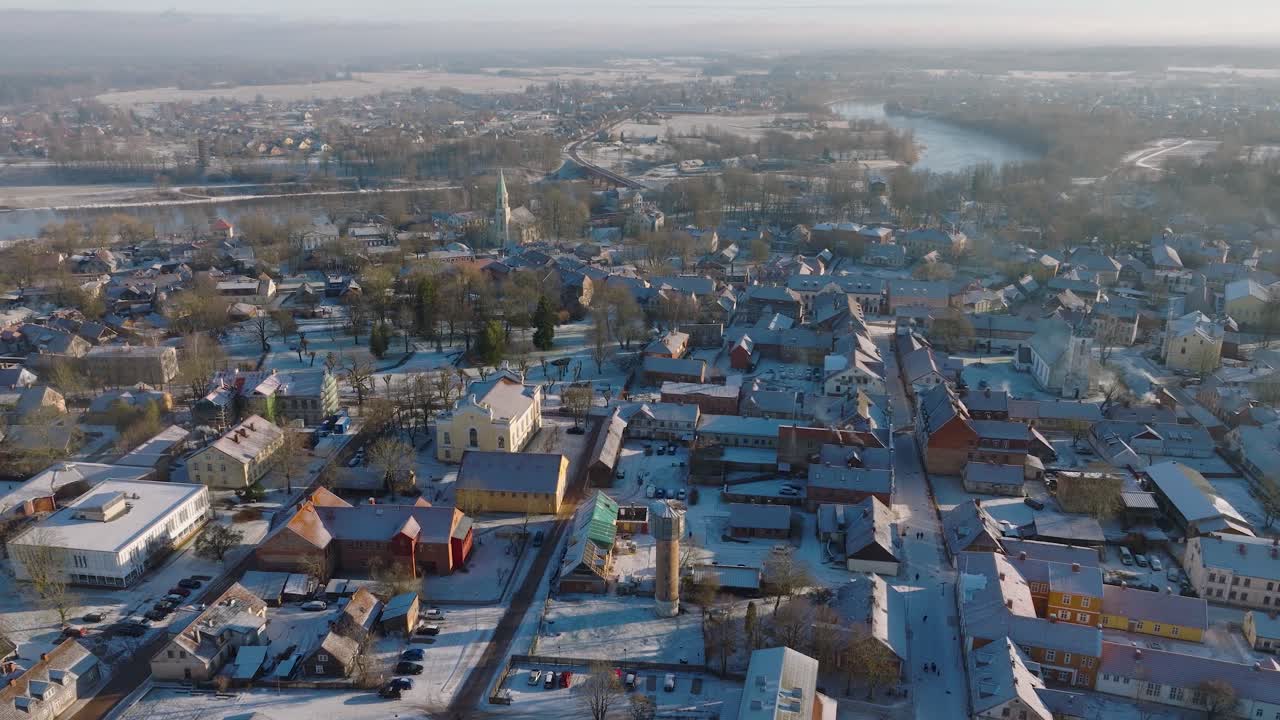 vista aérea del casco antiguo de kuldiga, casas con tejas rojas, día soleado de invierno, destino de viaje, amplia toma de dron moviéndose hacia adelante