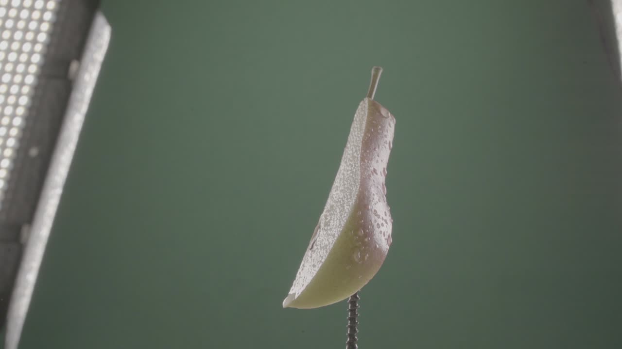 크로마 키를 위해 녹색 화면에 루프와 함께 회전하는 진주