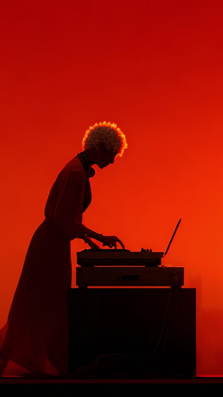 Una silhouette affascinante di un DJ che mixa con passione i brani su un giradischi, sullo sfondo di un vivace paesaggio arancione fuoco, creando un'atmosfera musicale indimenticabile