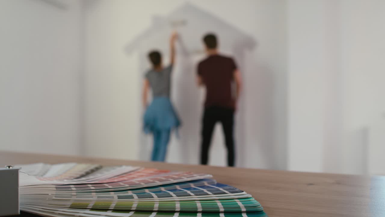 pareja borrosa en la pared de pintura de fondo en la casa.