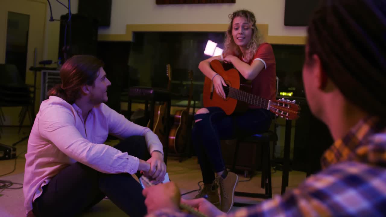 음악 스튜디오 에서 토론 하는 음악 그룹