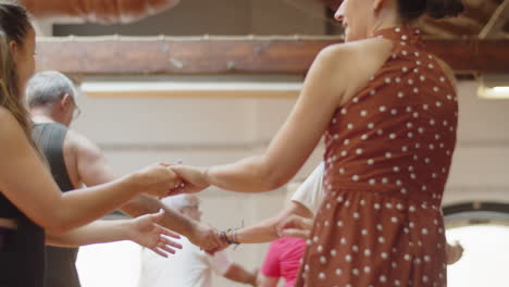 cámara lenta de gente emocionada bailando en parejas