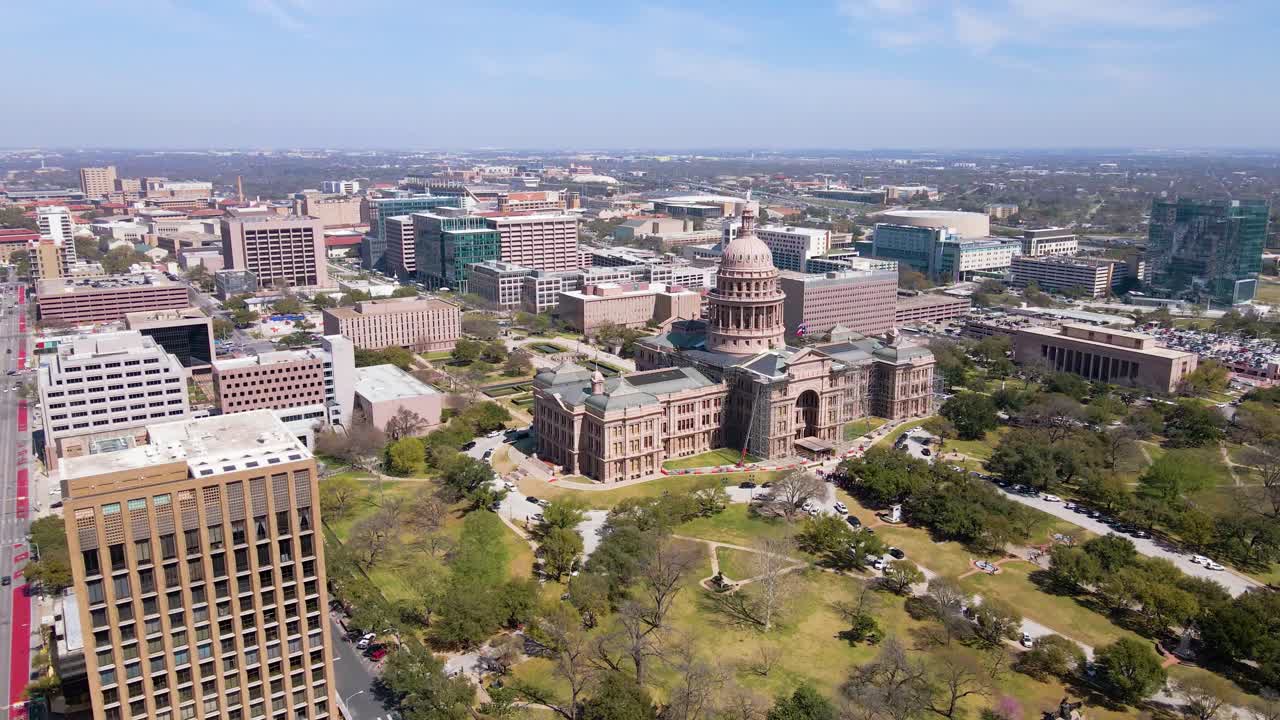 도시 중심부의 장엄한 랜드마크인 텍사스 주 의사당 건물의 인상적인 조감도