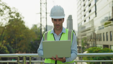 Trabajador de la construcción con computadora portátil