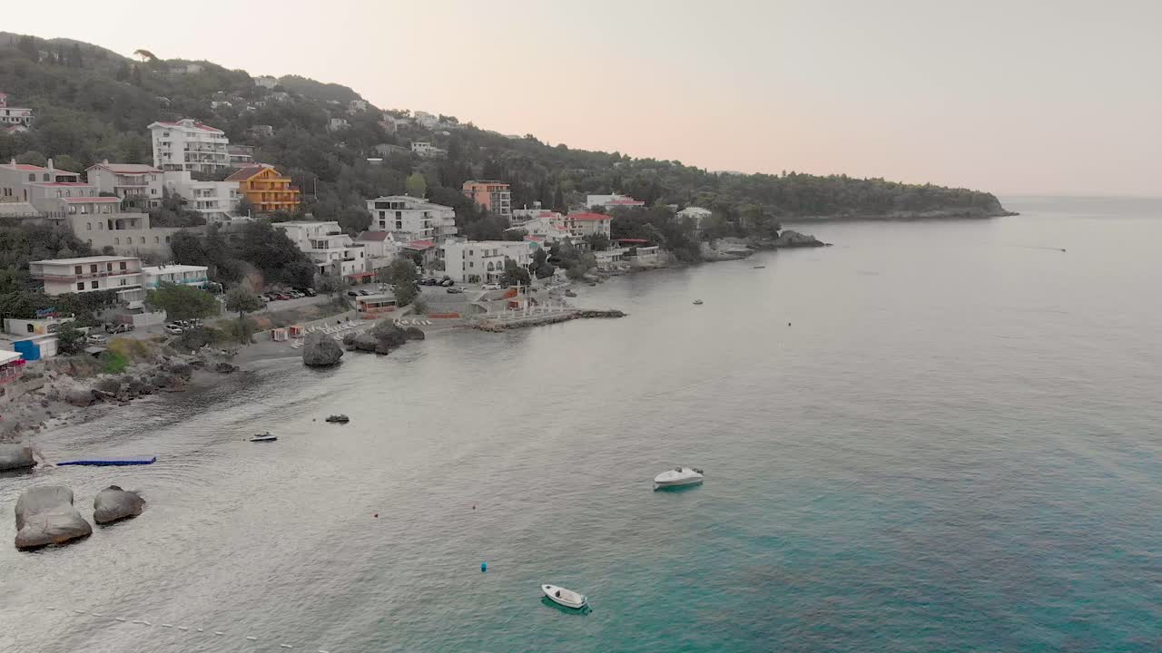imágenes cinematográficas de drones aéreos de la playa de sutomore montenegro en la mañana