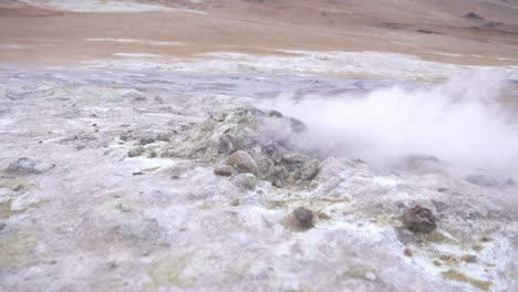 fumarola humeante en una zona rocosa