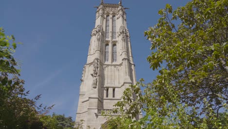 außenbereich des tour saint-jacques-turms in paris, frankreich, gegen den blauen himmel 1