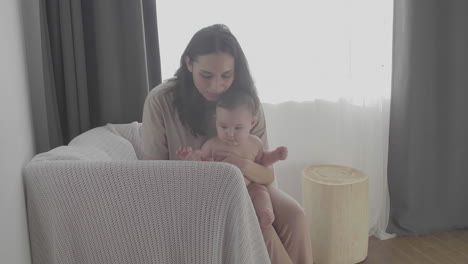 Mamá-Feliz-Con-Su-Lindo-Bebé-En-Casa