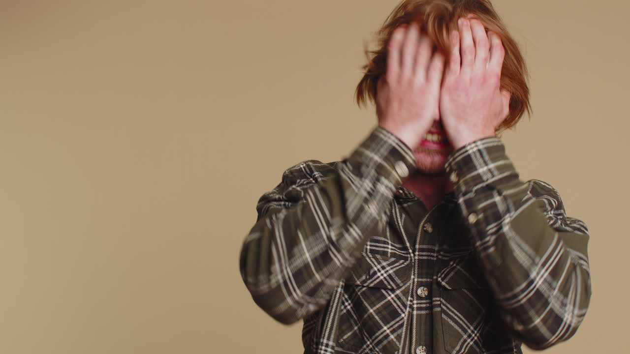 스트레스, 긴장, 문제로 인해 비명을 지르는 사람은 공포, 절망, 두려움, 놀라움, 충격을 느끼고 분노를 표현합니다.