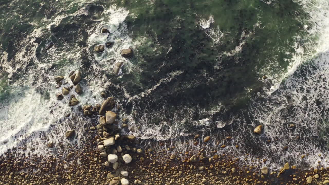 바다는 세상의 모든 수수께끼를 담고 있습니다.