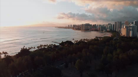 Aerial-drone-footage-of-Honolulu,-Hawaii