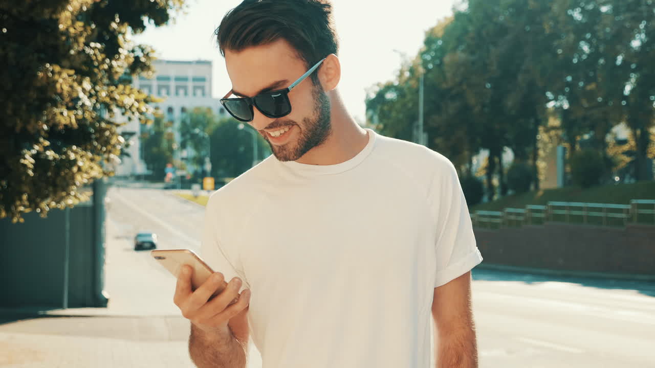 hombre usando teléfono inteligente al aire libre