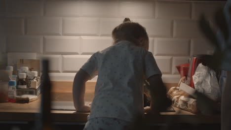 pequeño ayudante con mamá en la cocina