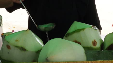 pasos secuenciales para abrir un coco fresco