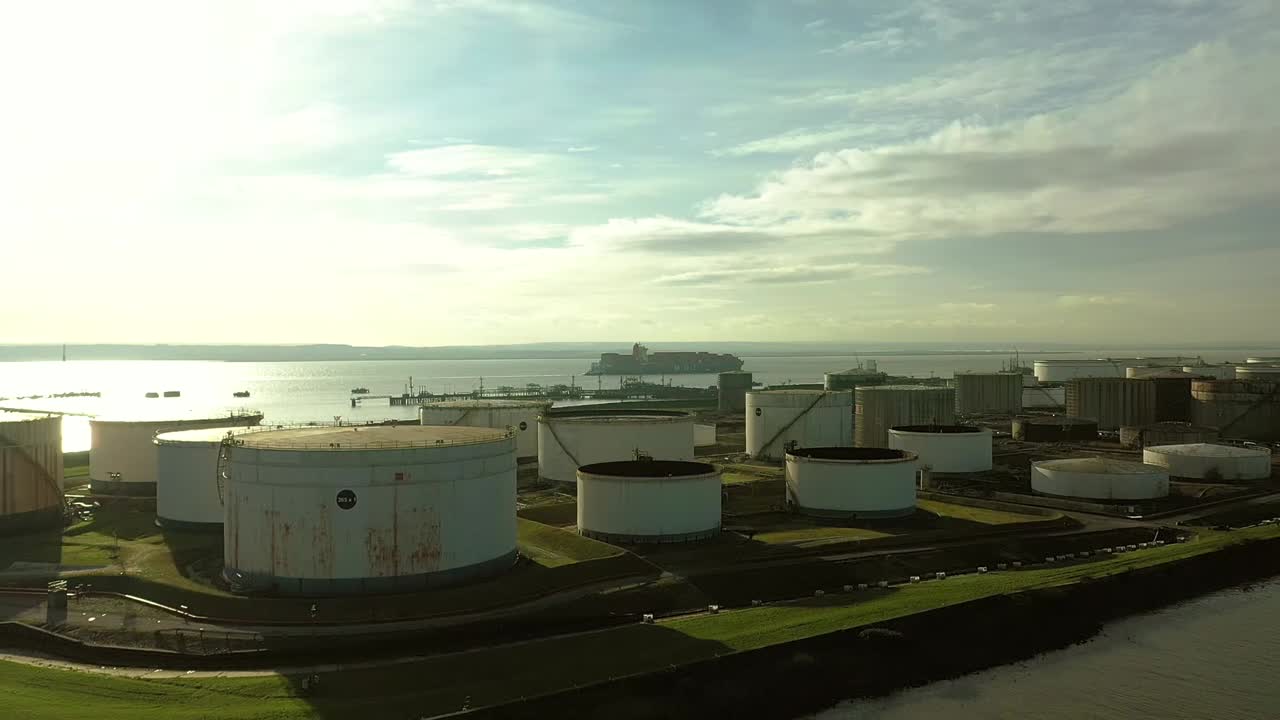 항공 : 산업 및 유조선에서 시작되는 플라잉 샷을 뒤로 당기십시오.