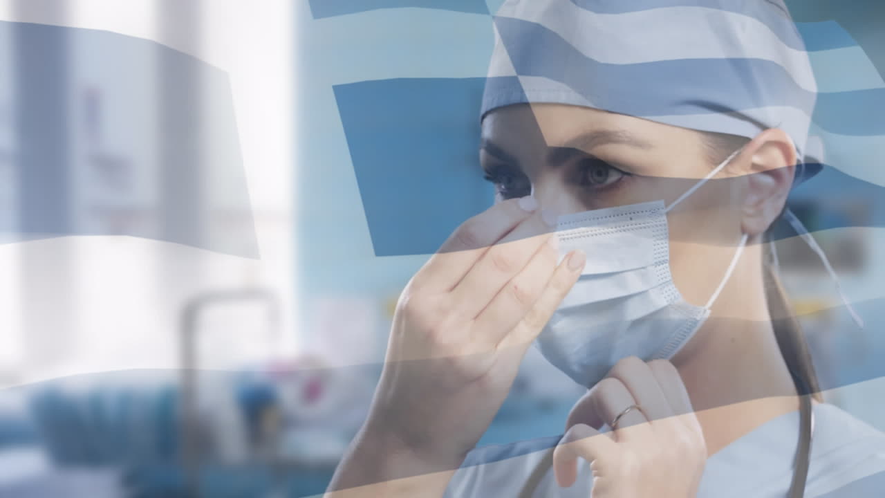 animación de la bandera de grecia sobre una doctora ajustando la máscara facial