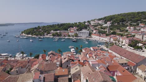 aérea - hvar, croacia: encanto del puerto en medio del pintoresco paisaje de la isla