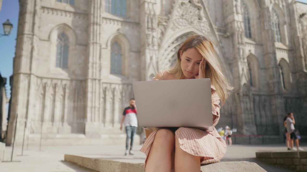 Primo piano di donna d'affari che lavora al laptop. Blogger donna che digita al computer all'aperto.