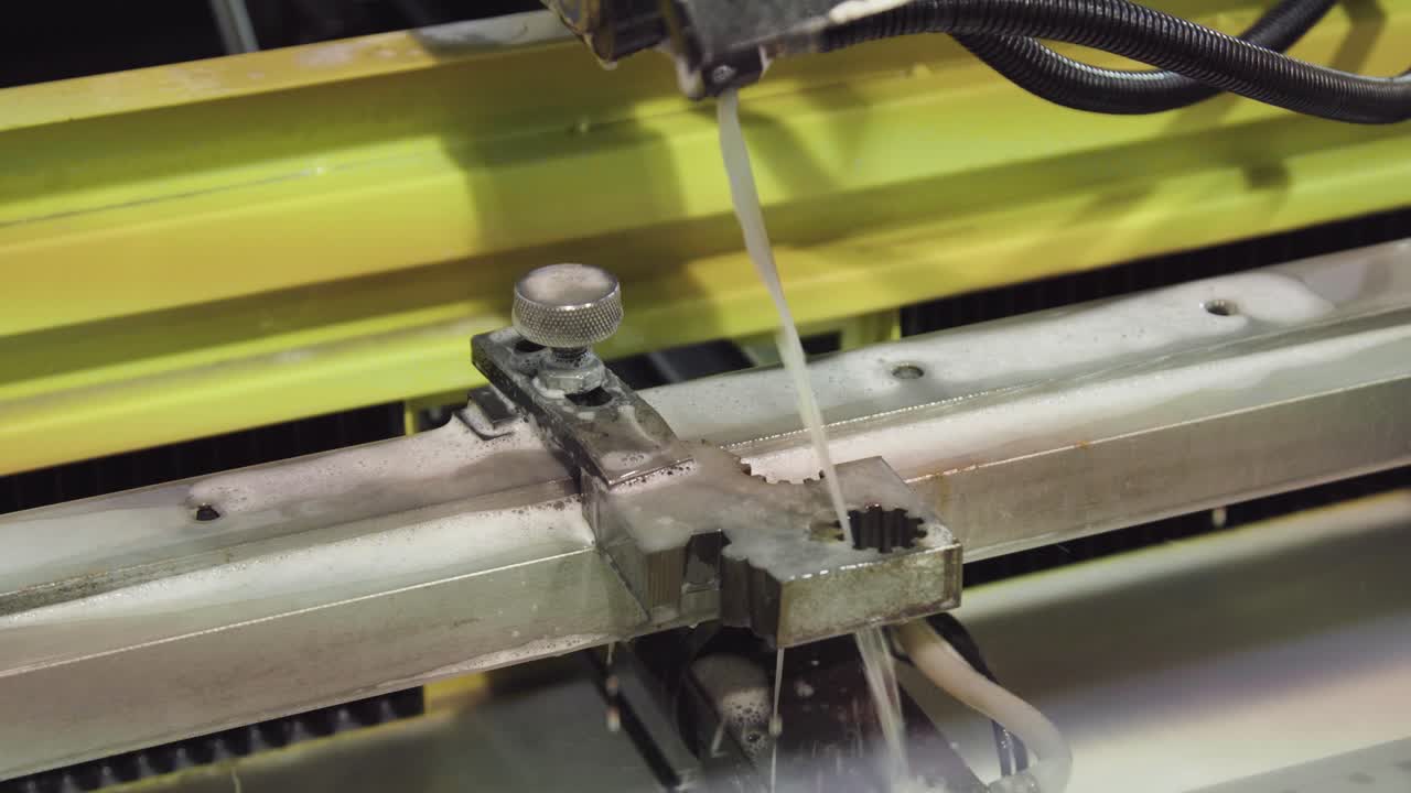 proceso industrial de corte de metales con enfriamiento por agua