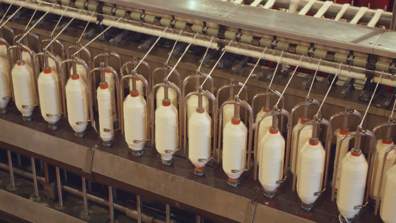 una vieja máquina de hilado para tejer algodón en hilo o hilo trabajable