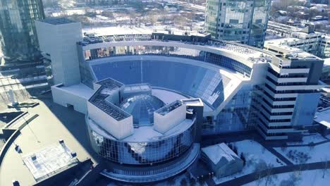 moderno centro comercial en un paisaje urbano de invierno