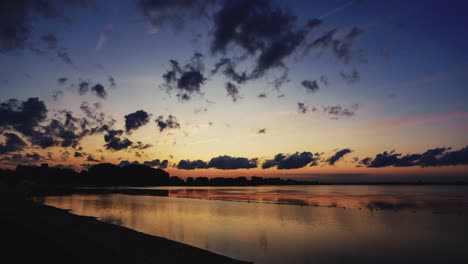 cálida puesta de sol en verano con nubes bajas y altas