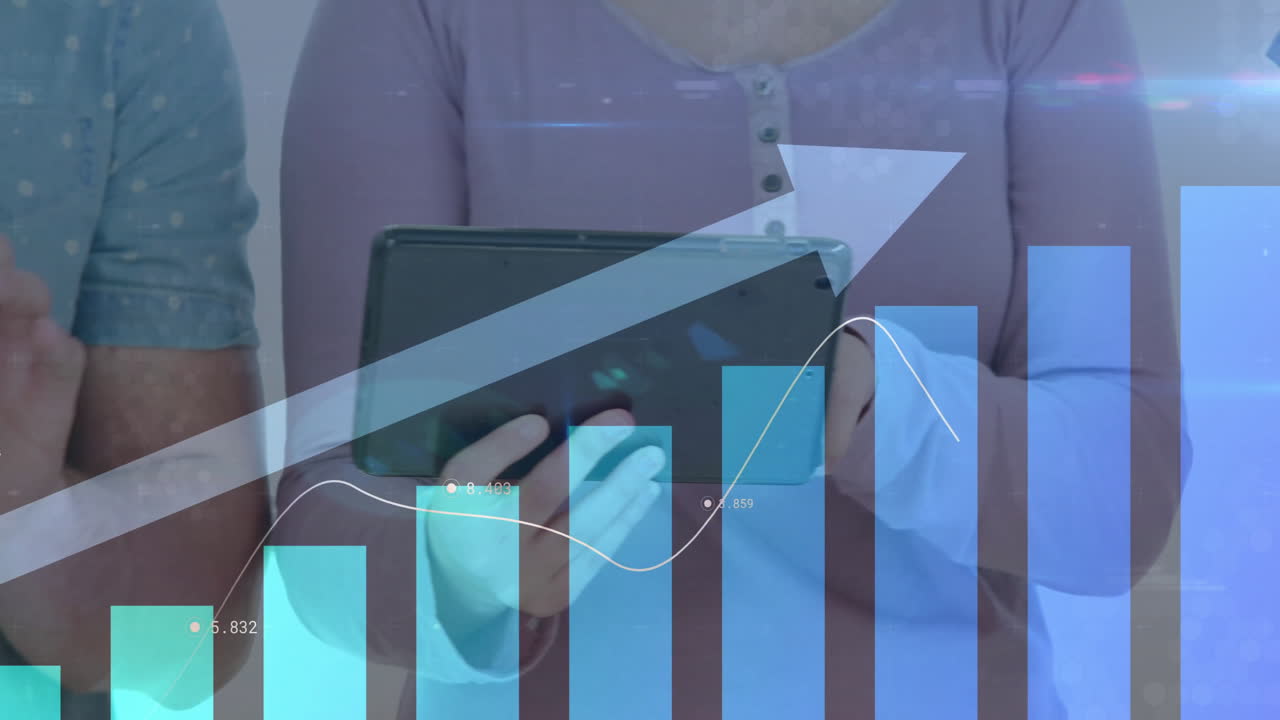 animación del procesamiento de datos financieros sobre una mujer de negocios caucásica que usa una tableta