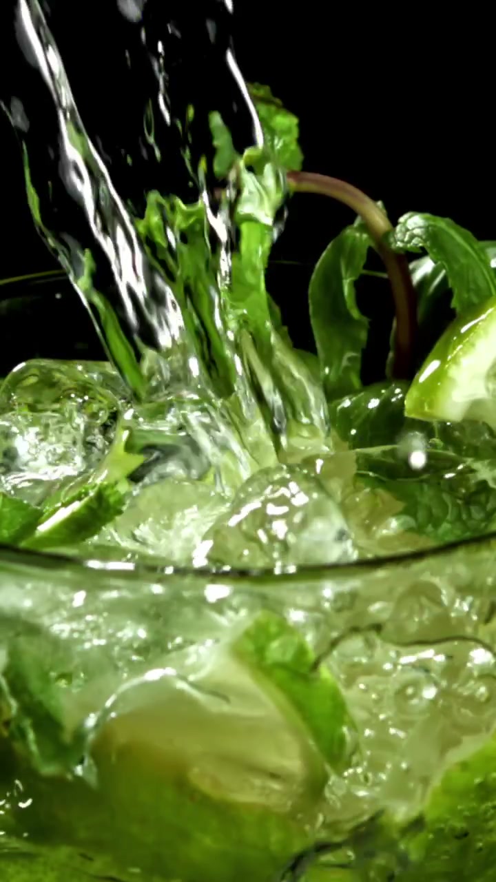 Hidastettu kuva nesteen kaatamisesta virkistävään Mojito-cocktailiin