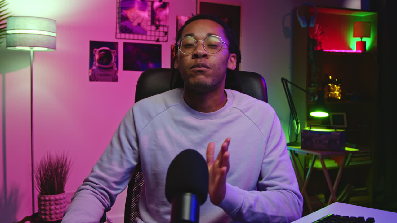 hombre negro hablando en un micrófono