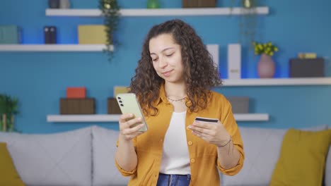 mujer joven haciendo compras por teléfono.