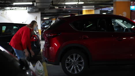 la chica de las compras.