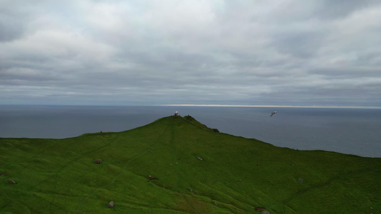 페로 제도 칼소이 의 절벽 위 에 있는 해파리 의 공중 후진 드론