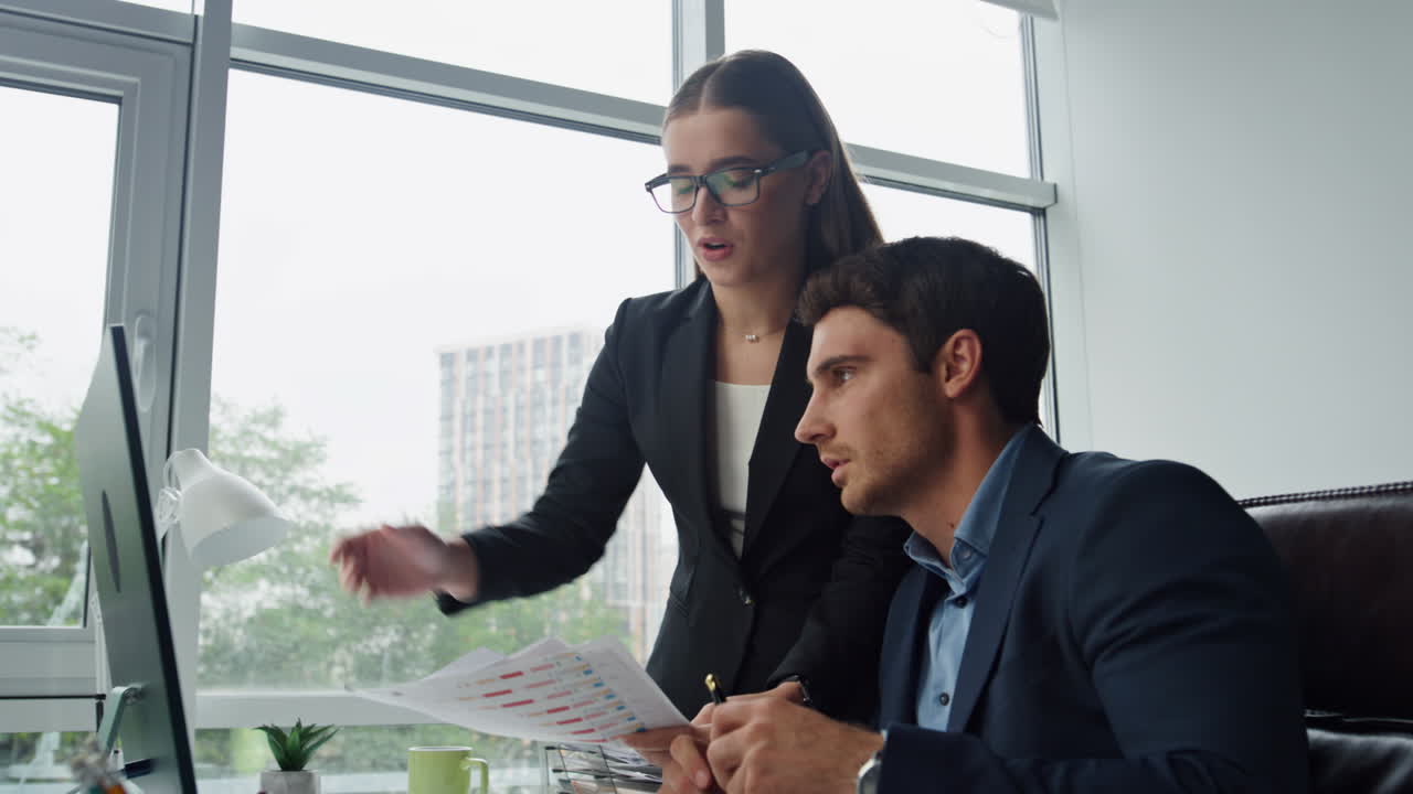 gerente ayudando al empleado de la oficina analizando datos financieros. trabajadores amigables hablando