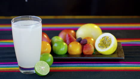 frutas frescas y un vaso de limonada