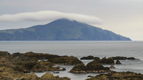 lapso de tiempo de los acantilados de roca marina en la isla de achill en el camino atlántico salvaje en irlanda