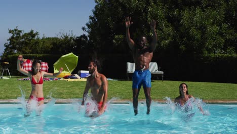 un grupo diverso de amigos saltando a una piscina