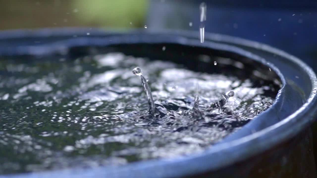방울이  채우는 물 수확 배럴, 클로즈업 느린 동작