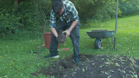 Junger-Mann,-Der-Im-Feld-Arbeitet,-Entfernt-Stein