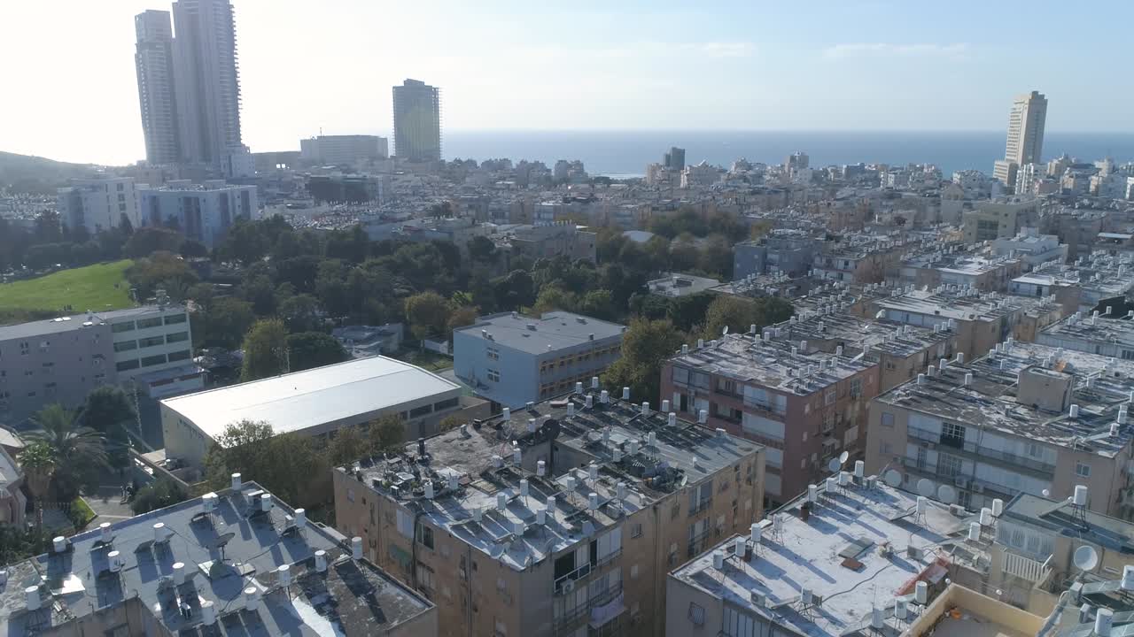 지중해 연안의 해안 도시인 바트 야마의 공중 풍경, 파노라마 스카이 라인 및 도시 해경, 이스라엘, 주거 도시 전망, 중동 건물 및 거리, 지평선에 집을 습니다.