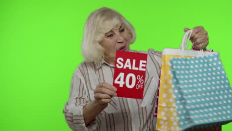 Fröhliche-Großmutter-Mit-Einkaufstüten,-Die-40-Prozent-Rabatt-Auf-Bannertextwerbung-Zeigt