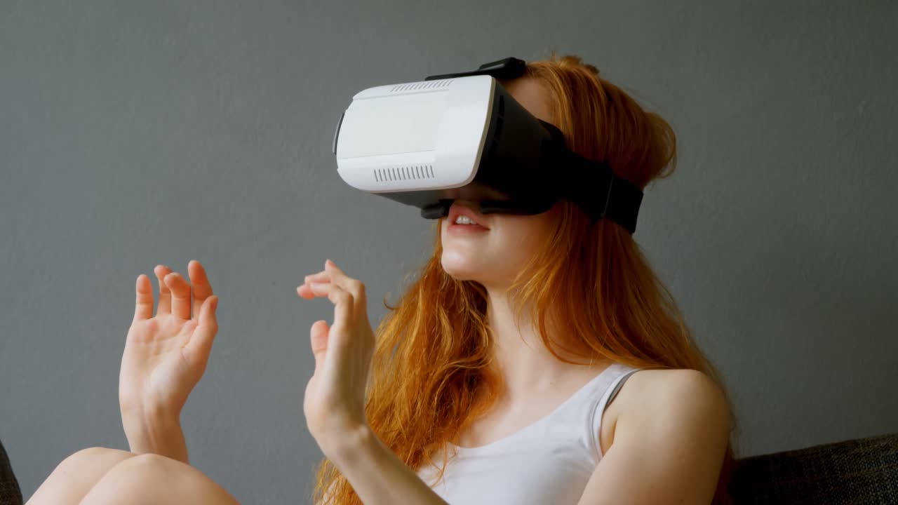 Donna che usa un visore per la realtà virtuale in soggiorno 4k